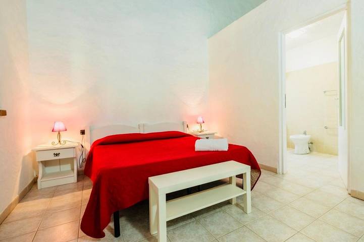 Location de vacances pour 2 personnes, avec Terrasse et Jardin ainsi que Piscine et Vue à Carbonia - 4