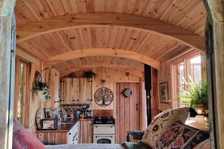Romantic Luxury Shepherd’s Hut (Wagon) near London & Windsor in Berkshire