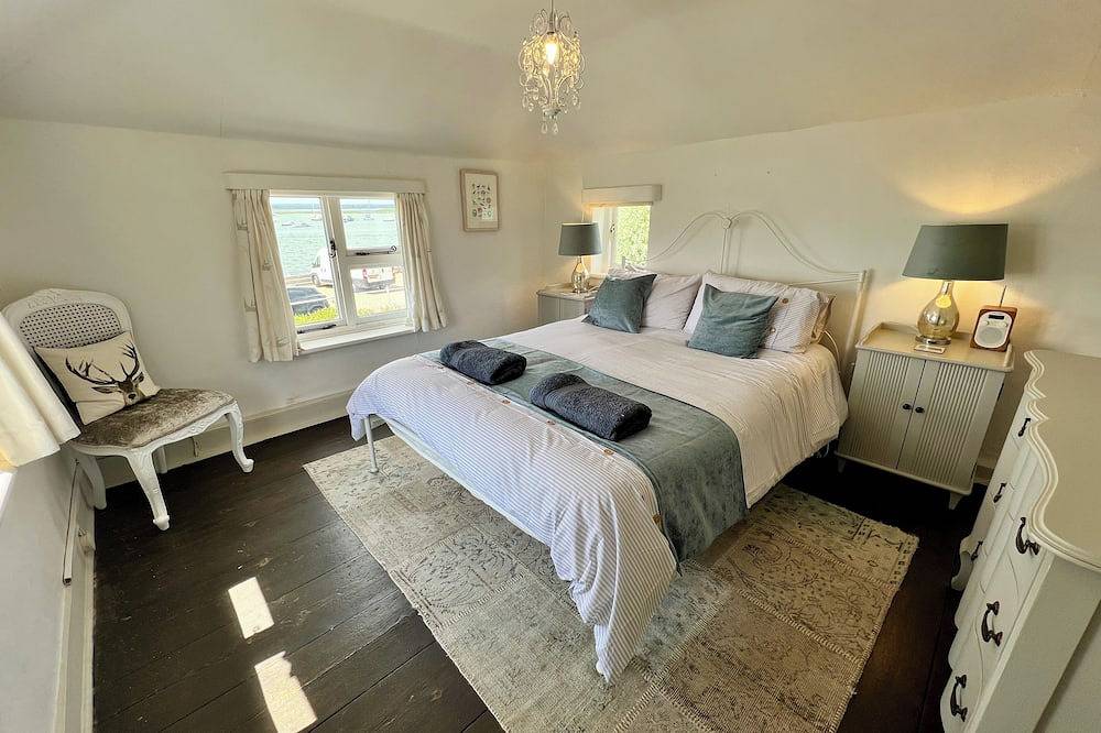 Cosy Coastal 2-Bedroom Cottage with Hot Tub & Log Burner in Mersea Island, Colchester