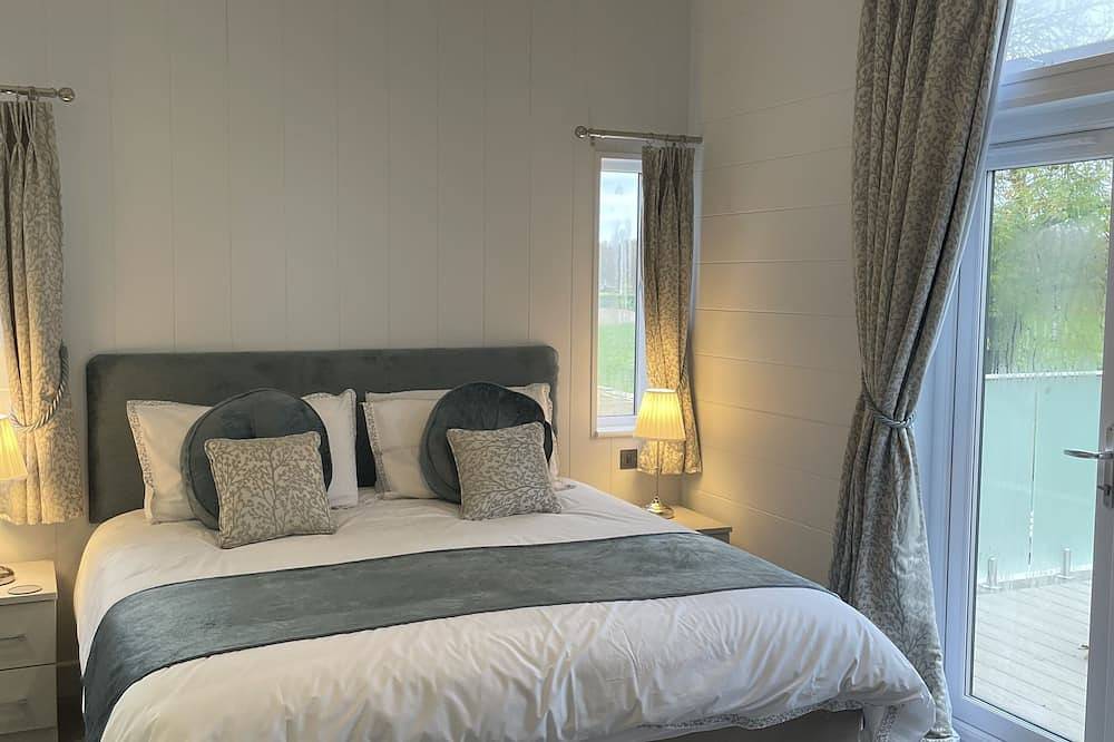 Luxurious 3 bed Lodge with private hot tub close to city of Cambridge in Cambourne, Cambridgeshire