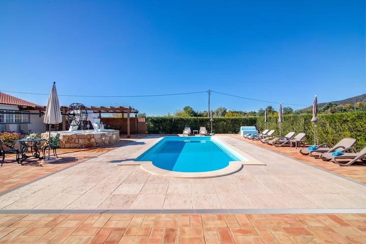 Maison de vacances 'Villa Oliva Al - T2' avec vue sur les montagnes, terrasse, piscine, Wi-Fi et A/C in Moncarapacho e Fuseta, Parque Natural da Ria Formosa
