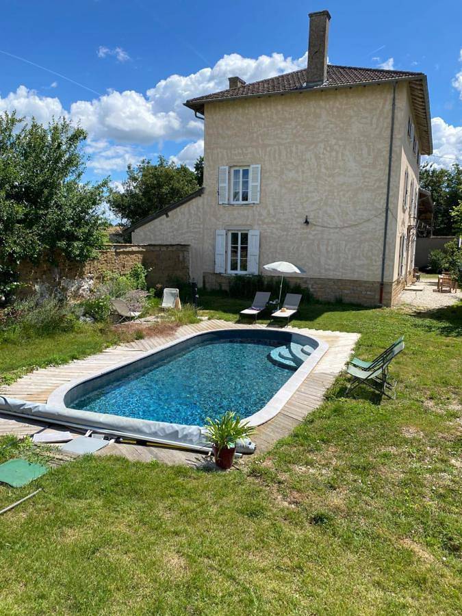 Gîte pour 2 personnes, avec Terrasse et Jardin ainsi que Piscine et Vue à Saint-Didier-sur-Chalaronne