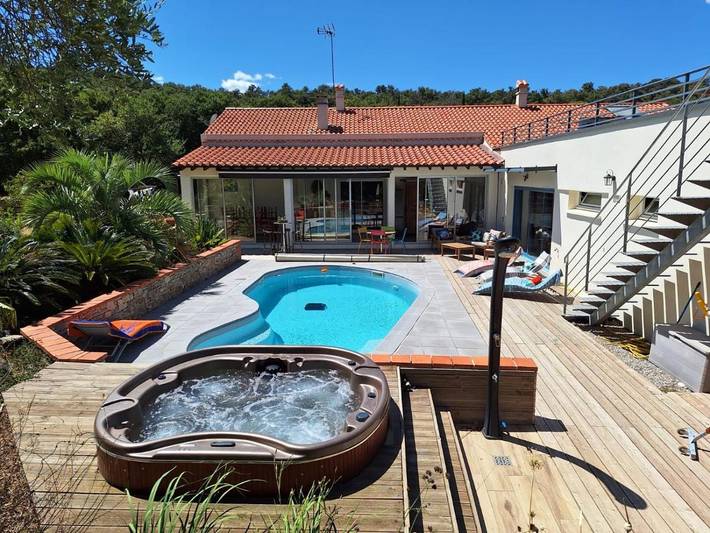 Chambre d’hôte pour 2 personnes, avec Terrasse et Jacuzzi ainsi que Jardin et Piscine à Villelongue-dels-Monts