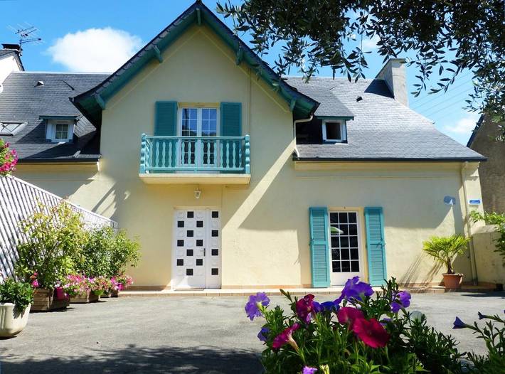 Vakantiehuis voor 4 personen, with Balkon and Terras as well as Tuin and Uitzicht in Lourdes