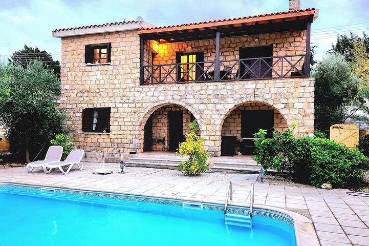 Holiday home for 5 people, with garden and balcony in Cyprus