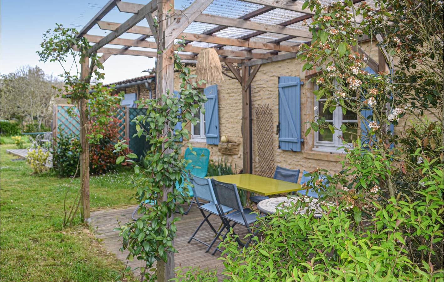 Confortable 2BR avec jardin, parking et WiFi in Saint-Léon-sur-Vézère, Périgord Noir