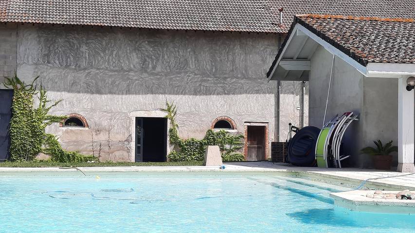 Gîte pour 10 personnes, avec terrasse ainsi que piscine et jardin