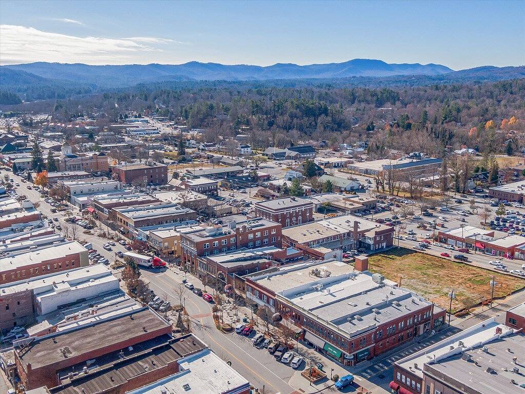 Ganze Wohnung, The Demi-Lune. An urban space with small town charm! in Hendersonville, Henderson County (NC)