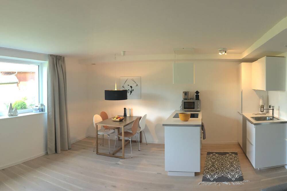 Ganze Wohnung, Helle und moderne Ferienwohnung, nur 100 Meter zum Badestrand am Ammersee in Breitbrunn am Ammersee, Herrsching
