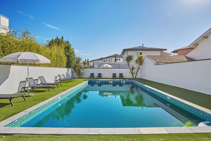 Villa pour 8 personnes, avec piscine ainsi que jardin et terrasse, animaux acceptés à Anglet