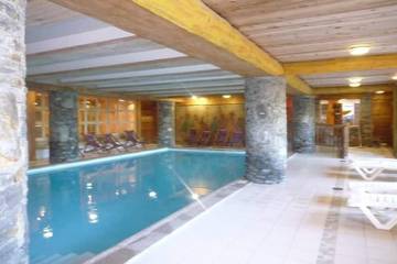 Chalet pour 4 personnes, avec balcon ainsi que piscine et sauna dans Les Arcs