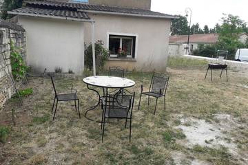 Gîte pour 6 personnes, avec jardin à Raslay