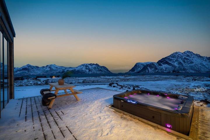 Ferienhaus für 9 Personen, mit Whirlpool und Terrasse sowie Sauna und Ausblick auf den Lofoten
