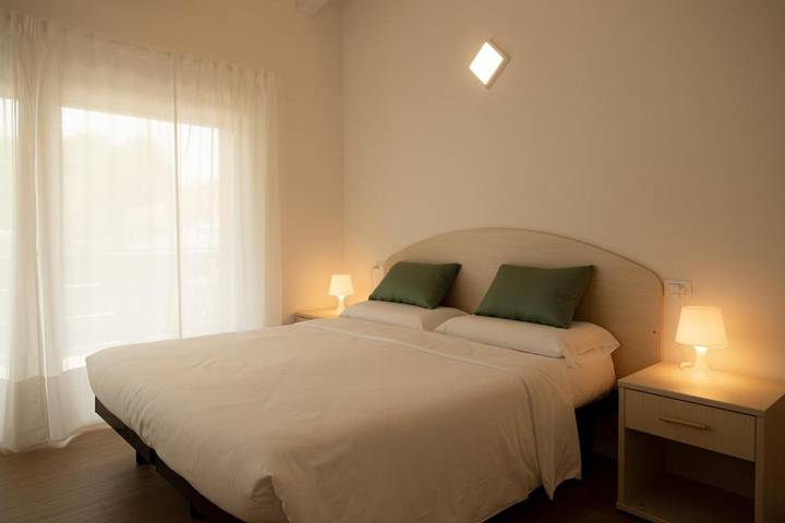 Ferienwohnung für 6 Personen, mit Balkon und Terrasse sowie Garten und Ausblick in Dro