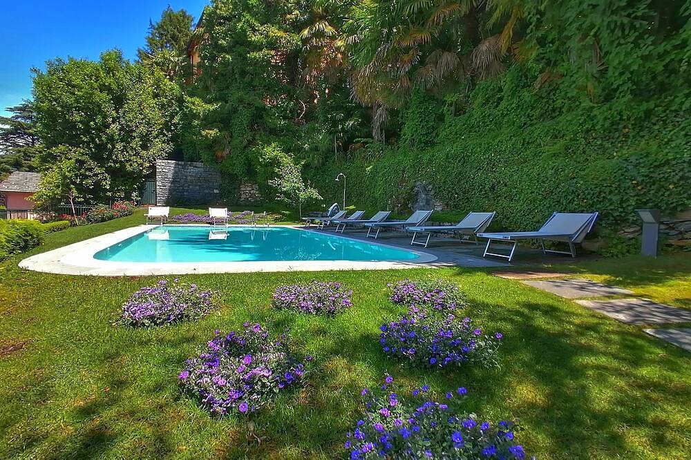 Hel lejlighed, Suite \"Agone\" at 2 steps from the lake - Resort with lounge bar, swimming pool and beach in Riva (Faggeto Lario), Faggeto Lario