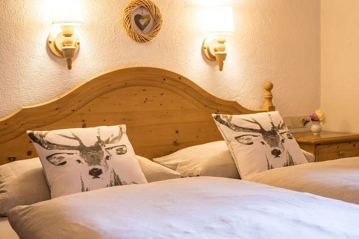 Ganze Wohnung, Landhaus Linden Appartement Paula, Fewo in bester Lage direkt am Golfplatz in Tuxer Alpen, Uderns