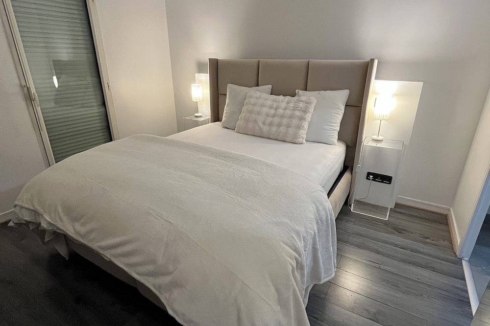 Entire apartment, . Beautiful 2-room apartment on the outskirts of Paris - near Stade de France in Saint-Denis, Seine-Saint-Denis