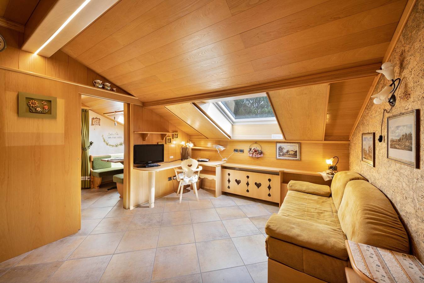 Entire apartment, Holiday Apartment "Residence Lastè Roda de Vael" with Mountain Viewe in Moena, Dolomiti Superski