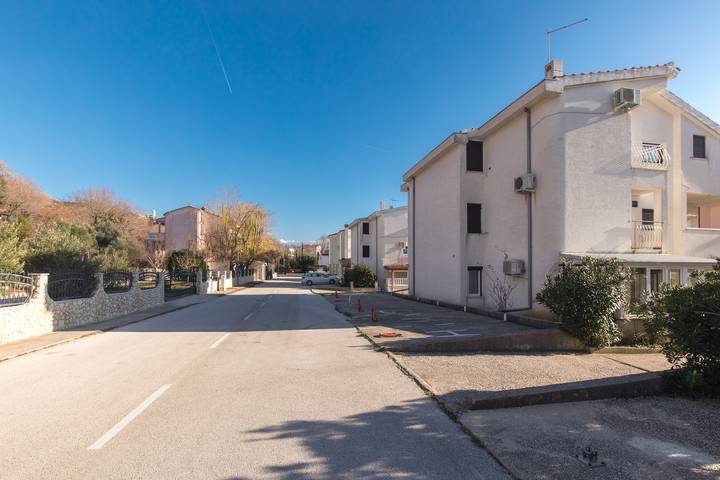 Ganze Wohnung, 1-Zimmer-Ferienwohnung mit Terrasse Baska, Krk A-19435-a in Baska, Krk
