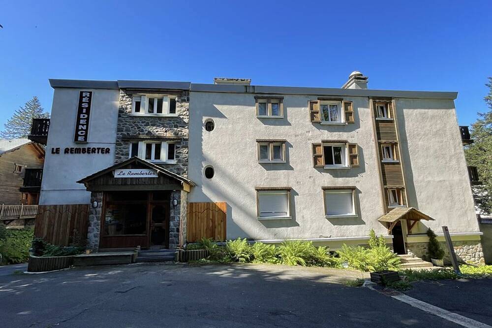 Entire apartment, Cozy T2 with Pool, Near Slopes, Parking & Pet-Friendly in Le Lioran, Laveissière