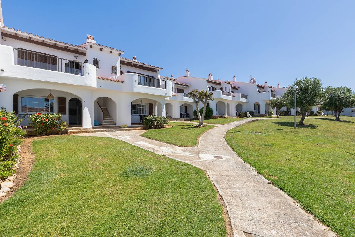 Beachfront Son Bou Holiday Home with Shared Pool, Wi-Fi, and Air Conditioning in San Jaime Mediterráneo, Alaior Municipality
