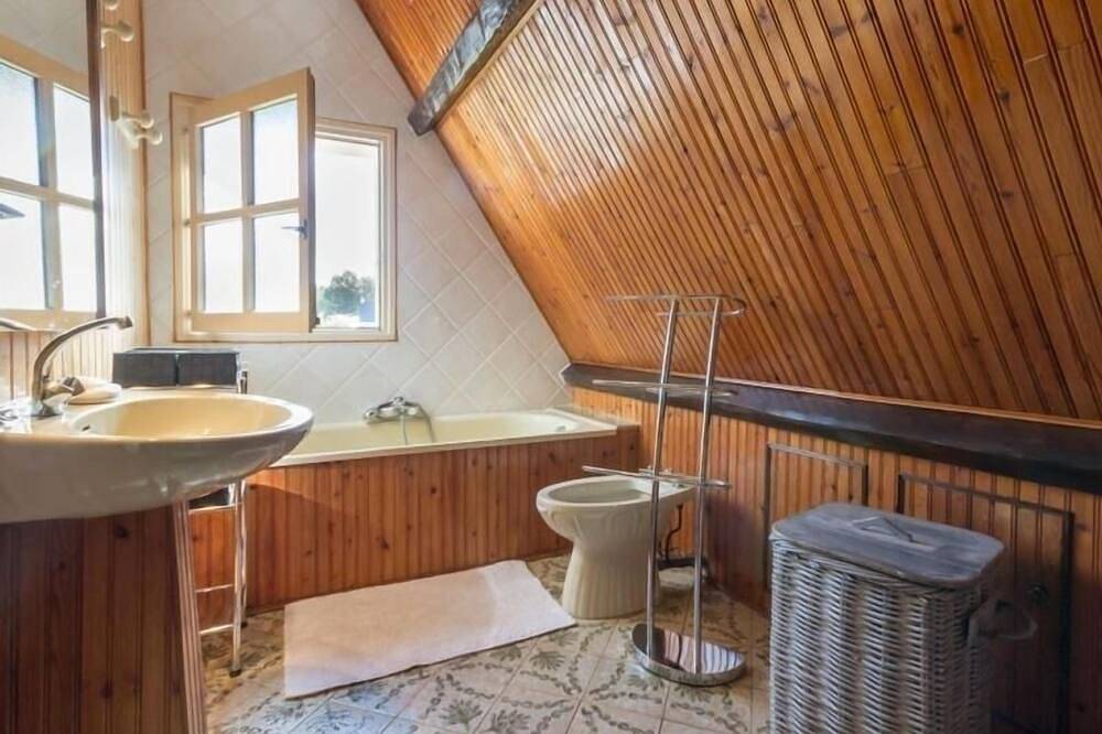 Chaumière Typique en Brière avec Cheminée, Wifi, et Terrasse - Idéal Familles in Île de Fédrun, Saint-Joachim