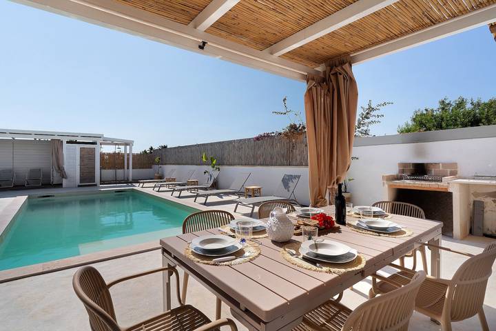 Villa 'Azzurra' con Piscina Privata, Wi-Fi e Aria Condizionata in Racale, Golfo di Taranto