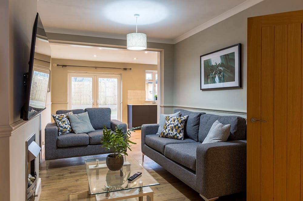 Entire apartment, Cirencester Road - Elegant 5 bedroom semi-detached house with garden and patio in Cheltenham, Gloucestershire