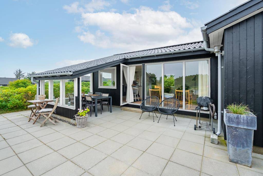 Sommerhus beliggende tæt på Vesterhavet. in Henne, Varde Region