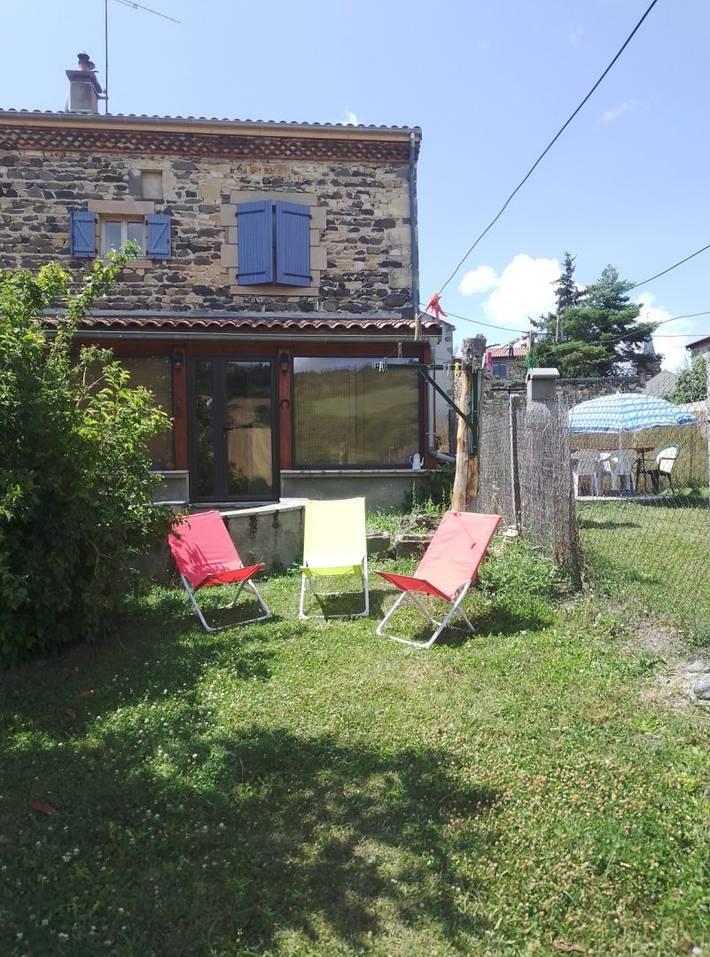 Gîte pour 5 personnes, avec jardin et terrasse dans Clémensat