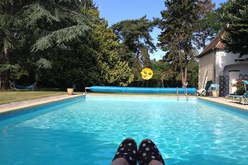 Location de vacances pour 10 personnes, avec piscine ainsi que jardin et terrasse à Francueil