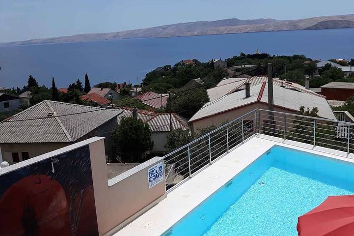 Ferienwohnung für 5 Personen, mit Terrasse und Garten sowie Pool in Karlobag