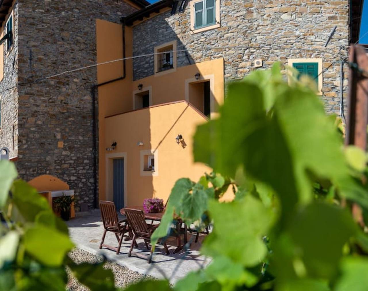 Appartamento intero, Appartamento "Giulia" con vista mare e montagna, giardino e Wi-Fi in Imperia, Riviera di Ponente