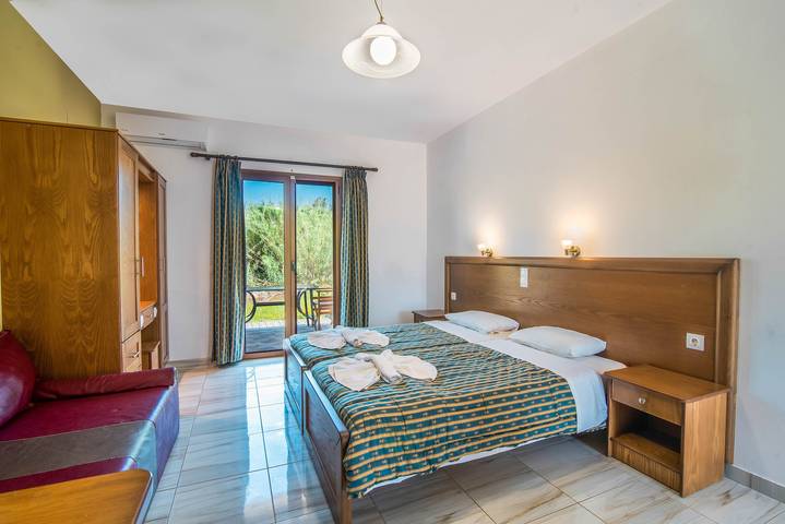 Studioleilighet for 2 personer, med Balkong og Hage i tillegg til Barnebasseng i Hellas
