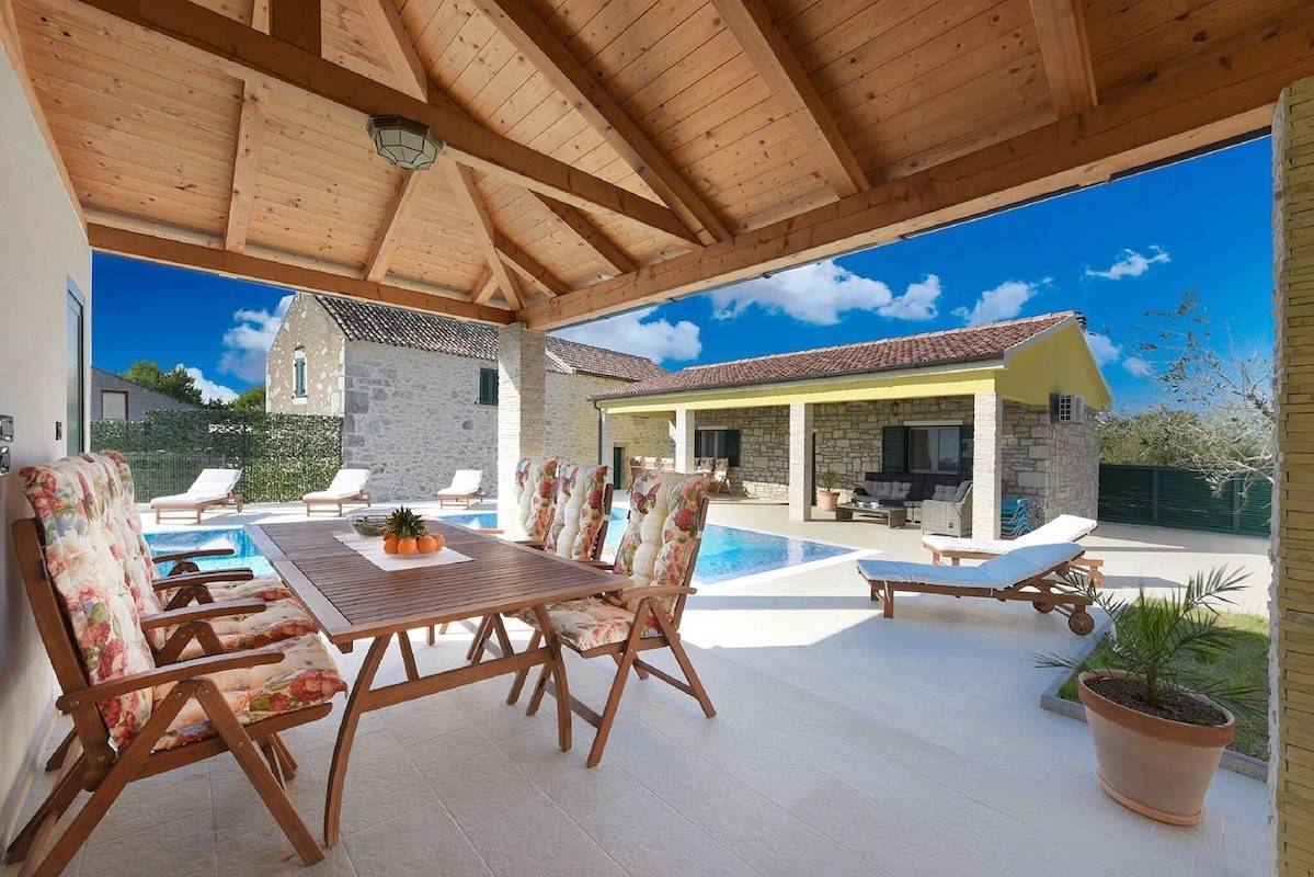 Schöne Villa Petra mit Sommerküche und Pool
 in Poličnik, Zadar