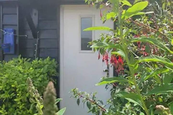 Birch Cottage: Starlit Soaks and Wood-Fired Warmth hot tub in Harrietsham, Kent