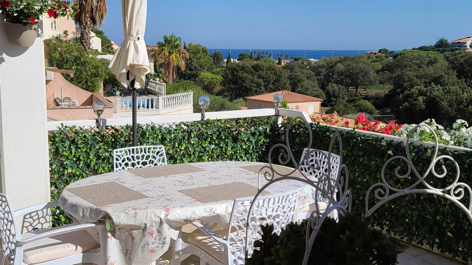 Appartement demi-villa, bord de mer, piscine chauffée in Roquebrune-sur-Argens, Région de Draguignan