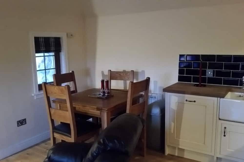 Beach side cottage steeped in family history, pet friendly, sleeps 4. in North Uist, Outer Hebrides