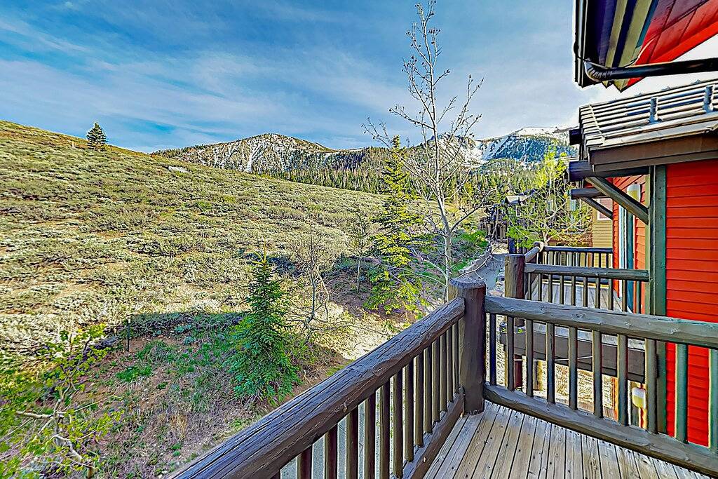 Ganze Wohnung, Mountain View Condo in Old Mammoth w/ Balcony, Fireplace & 3 Shared Hot Tubs in Old Mammoth, Mammoth Lakes