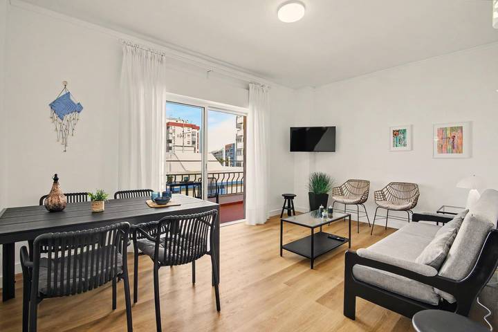 Appartement entier, Appartement à 40 mètres de la plage, avec balcons, vue mer et Wi-Fi in Cavacos, Quarteira