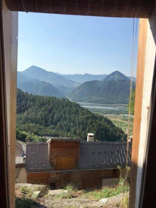Maisonnette avec terrasse et vue imprenable in Théus, Région de Gap