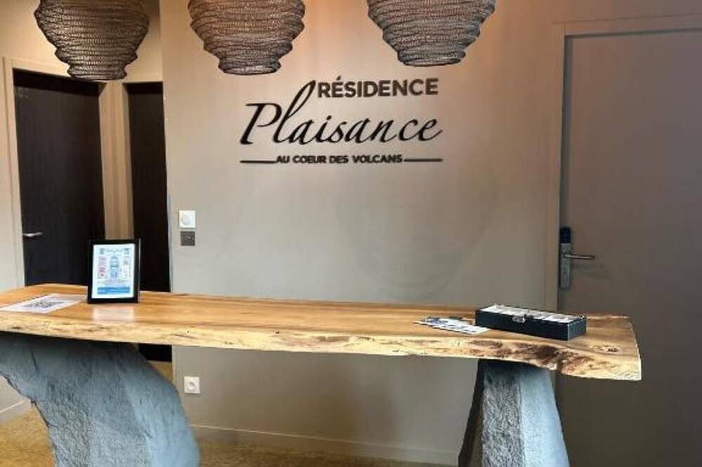 Entire apartment, 2-person air-conditioned 1-bedroom apartment near Aïga Resort Puy de la Vache 100 in Châtel-Guyon, Riom region