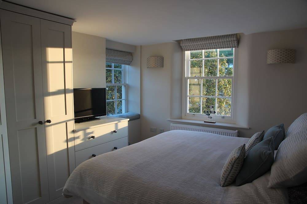 Morocco House, amazing views river Dart sleeps 6 amenities close, ferry, train in Kingswear, Devon