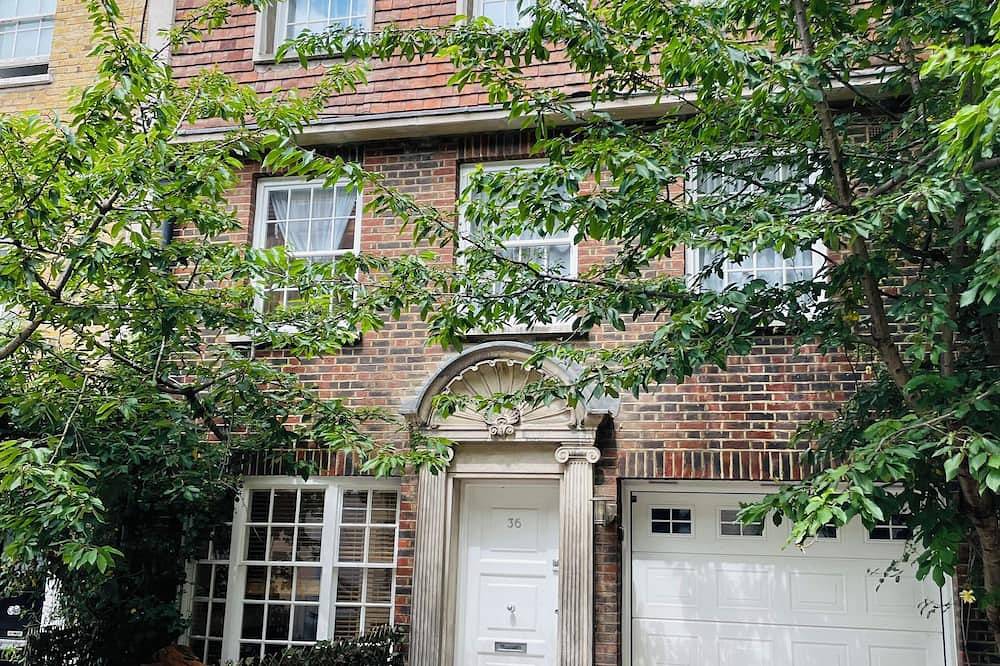 Luxury Belgrave Square Townhouse in London, South East England
