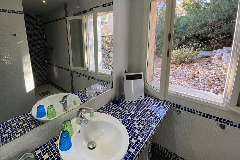 Bellevue En Provence Gîte Avec Jacuzzi Privatif & Piscine Partagée in Entrecasteaux, Brignoles region