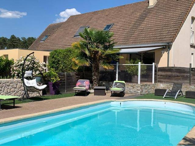 Gîte pour 8 personnes, avec piscine ainsi que jardin et vue à Brette-les-Pins