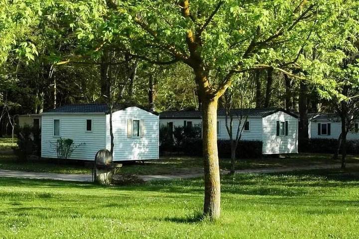 Camping pour 4 personnes, avec terrasse, animaux acceptés à Millau