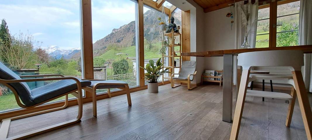 Ferienhaus für 6 Personen, mit Balkon und Terrasse sowie Garten in Glarus Süd