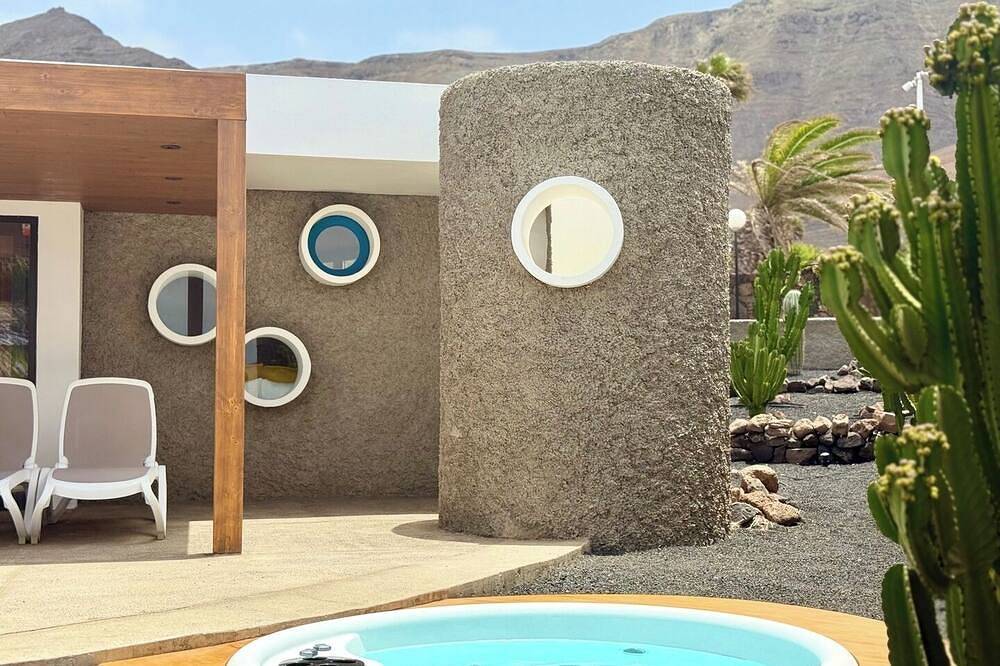 Canaryislandshost l Origen in Famara Beach, Teguise