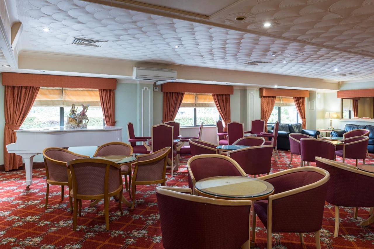 Lakeside International Hotel in Surrey